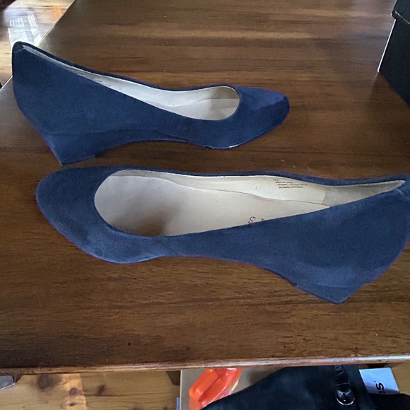 Navy Suede Talbots Wedge Pumps (8M) - Picture 3 of 5